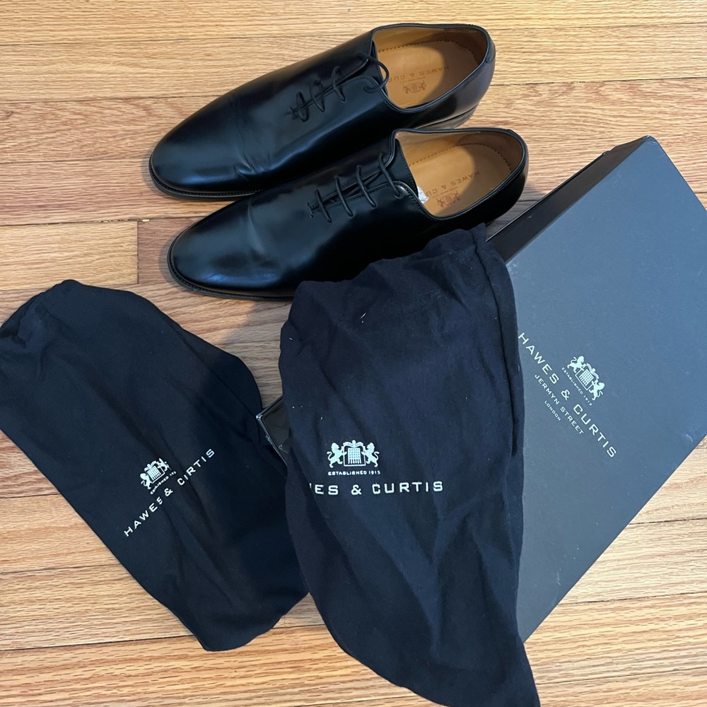 New black leather wholecut shoe